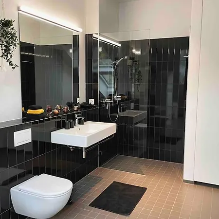 شقة Stilvolles Loft Mit Naturpool